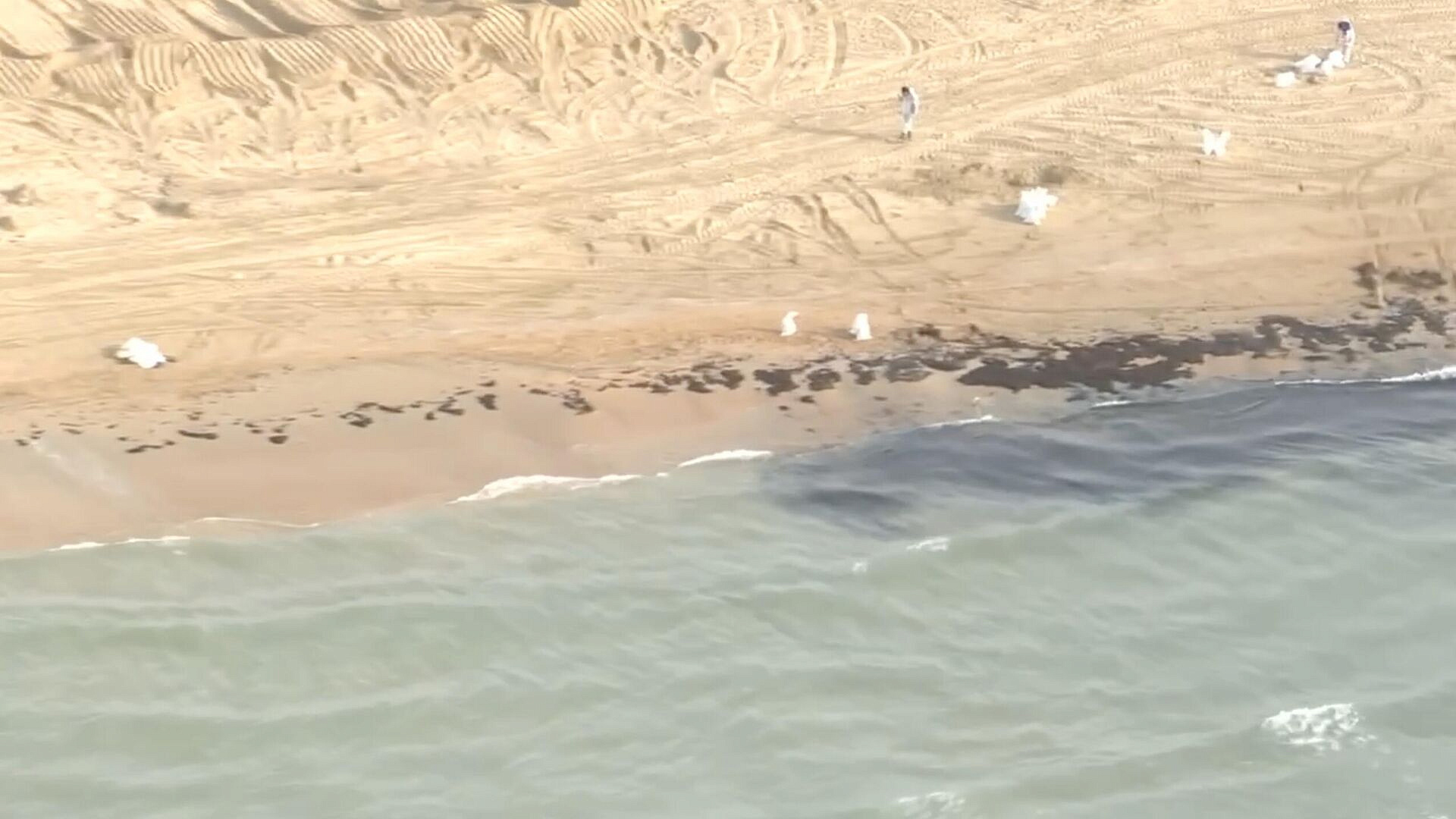 У песчаных берегов Анапы заметили обширные пятна мазута