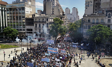 В Буэнос-Айресе полиция оттеснила протестующих от здания парламента