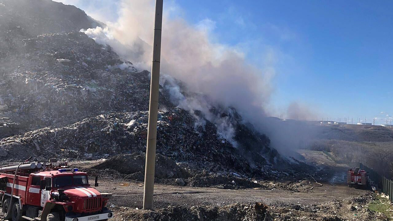 Площадь пожара на мусорном полигоне в Новороссийске сократилась