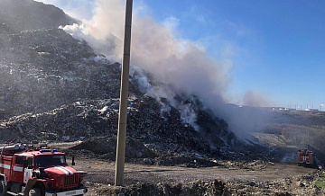 Площадь пожара на мусорном полигоне в Новороссийске сократилась