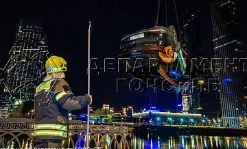 В Москву-реку упал автомобиль 