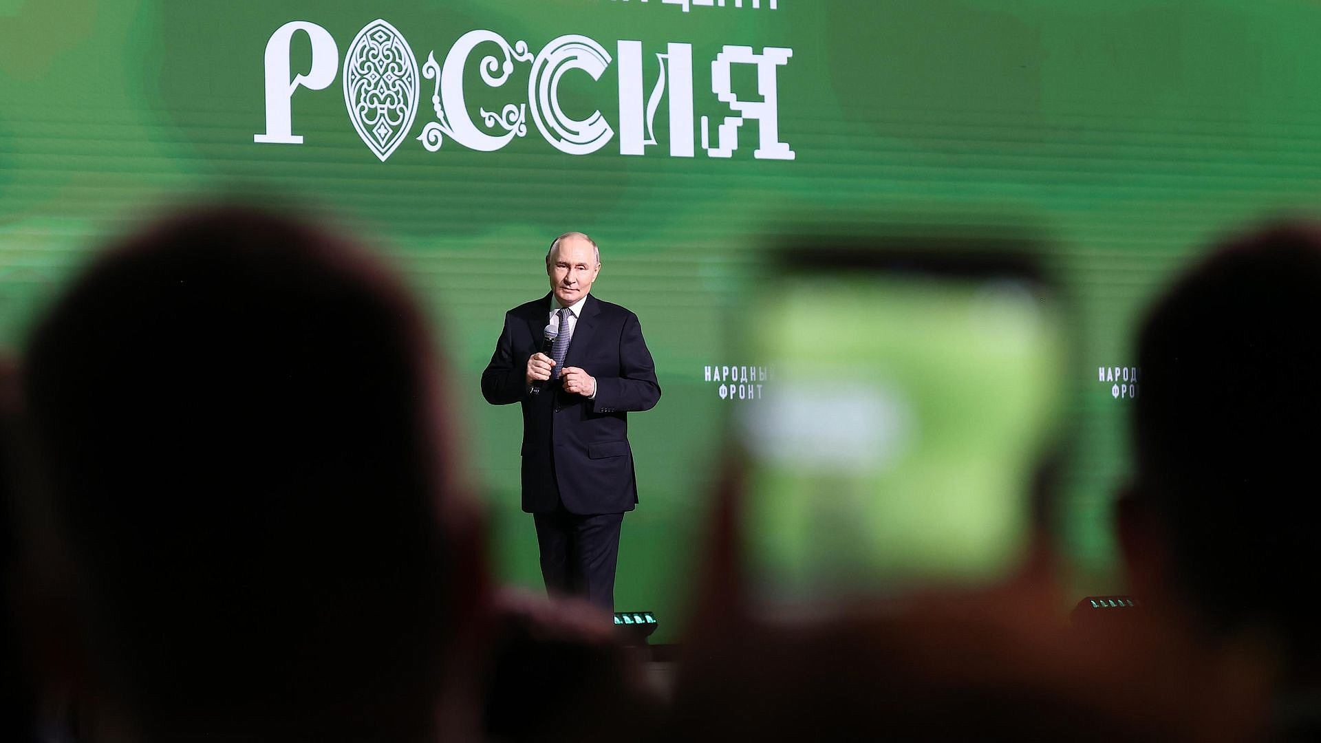 Россия побеждает и в тылу, и на фронте, заявил Путин