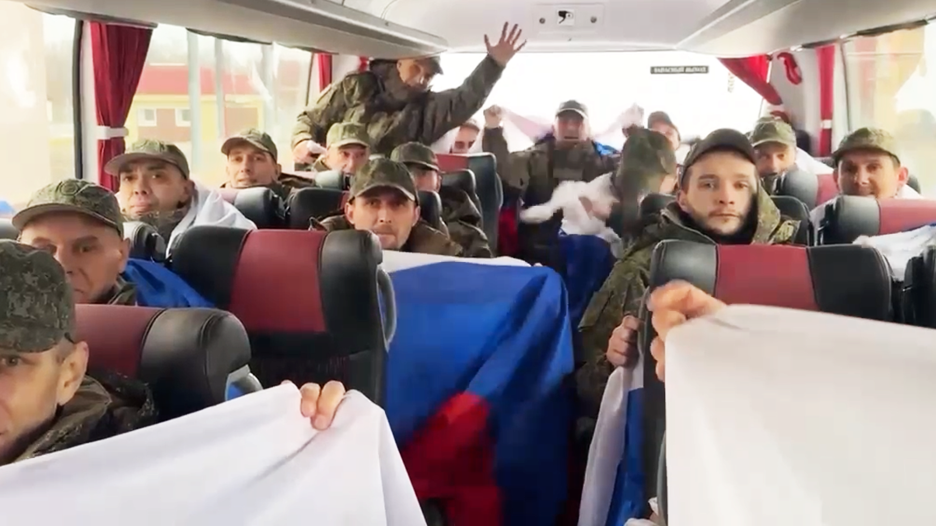 Минобороны показало кадры с вернувшимися из плена военнослужащими