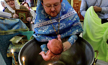 Священник пояснил, почему в храмах иногда не причащают младенцев