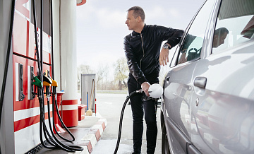 Эксперт рассказал, как снизить цены на бензин в России