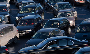 Большинство водителей принципиально не пропускают машины, объехавшие пробку