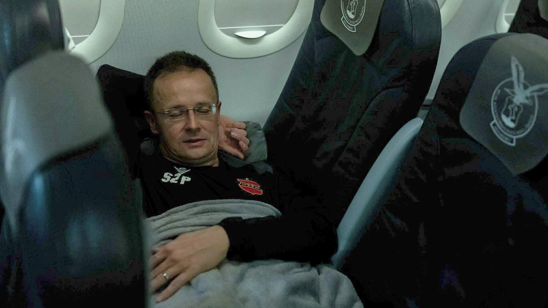 Сийярто показал, как спал в самолете до Москвы