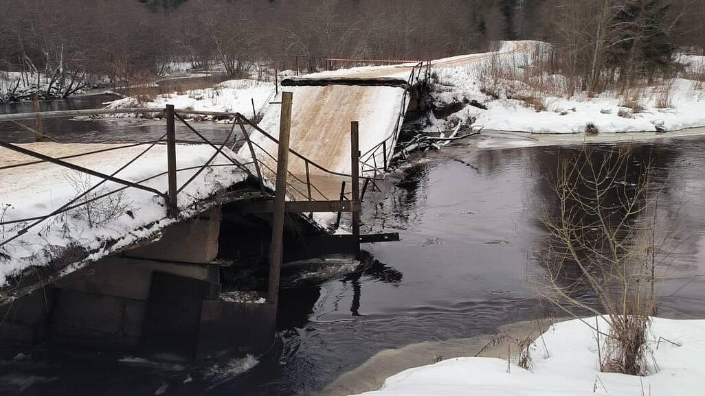 В Тверской области обрушился мост через реку Валдайка