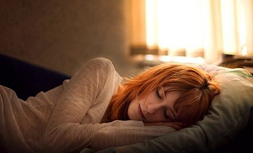 Сон меньше шести часов может увеличить риск онкологии, предупредил врач