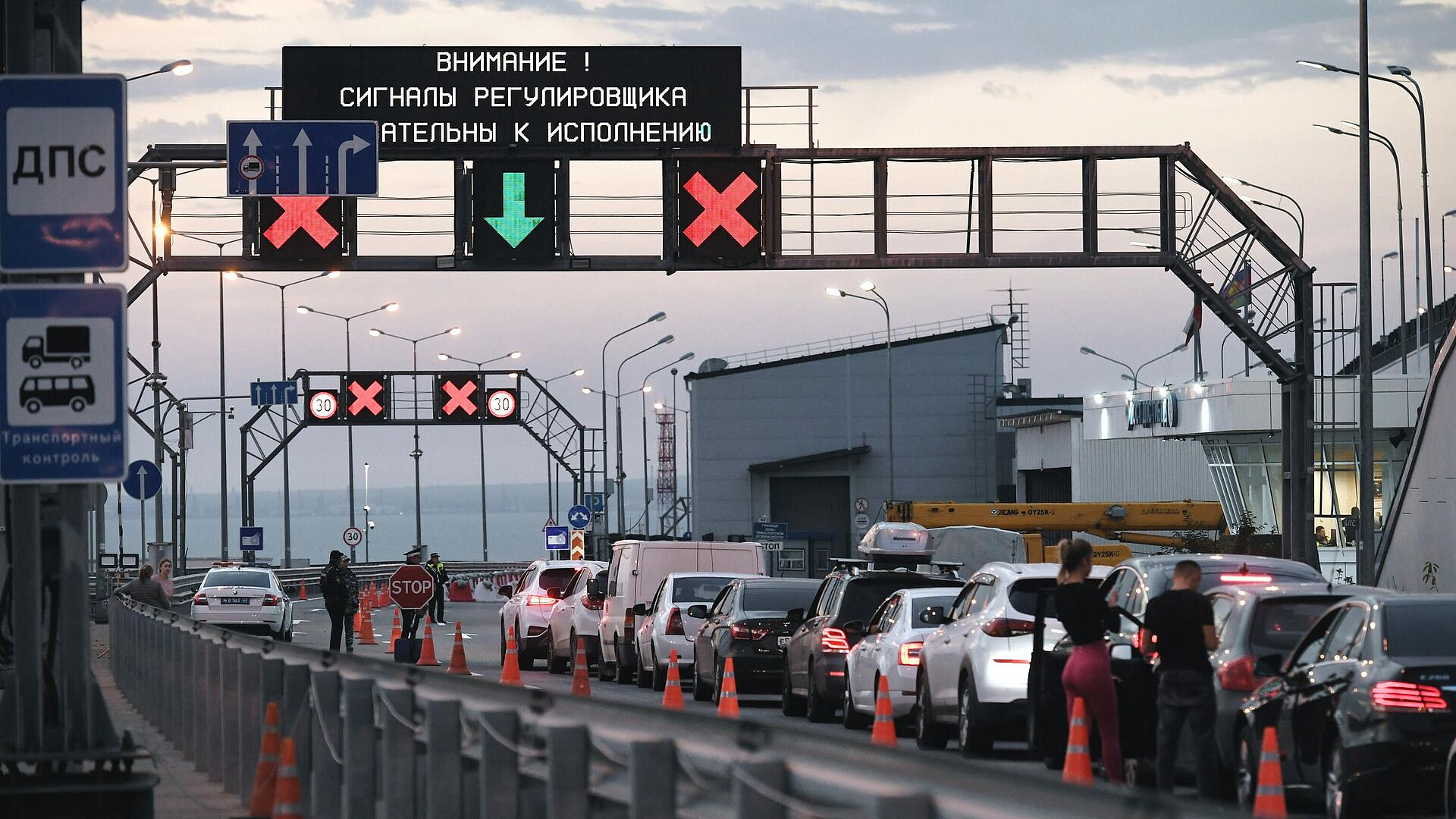 На Крымском мосту временно перекрыли движение автомобилей
