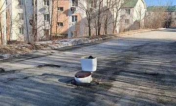 В Артеме установили крышку на люк, который жители закрывали унитазом