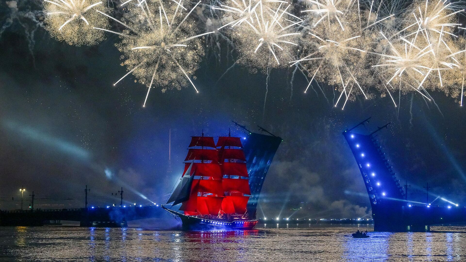 Бриг "Россия" под алыми парусами прошел по Неве в Петербурге