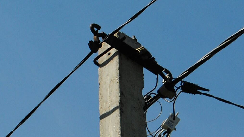 В Махачкале электрический столб упал на маршрутку с пассажирами