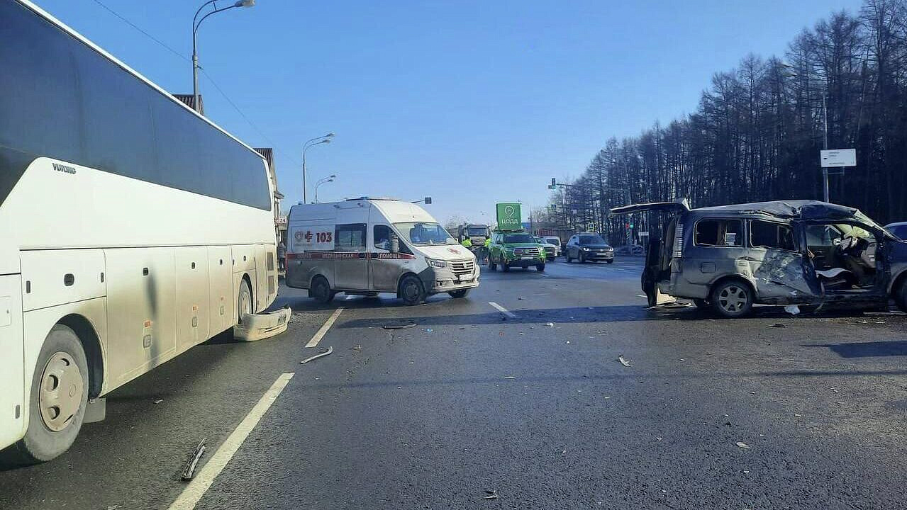 Пять пострадавших в ДТП на Калужском шоссе в Москве отправили в больницы