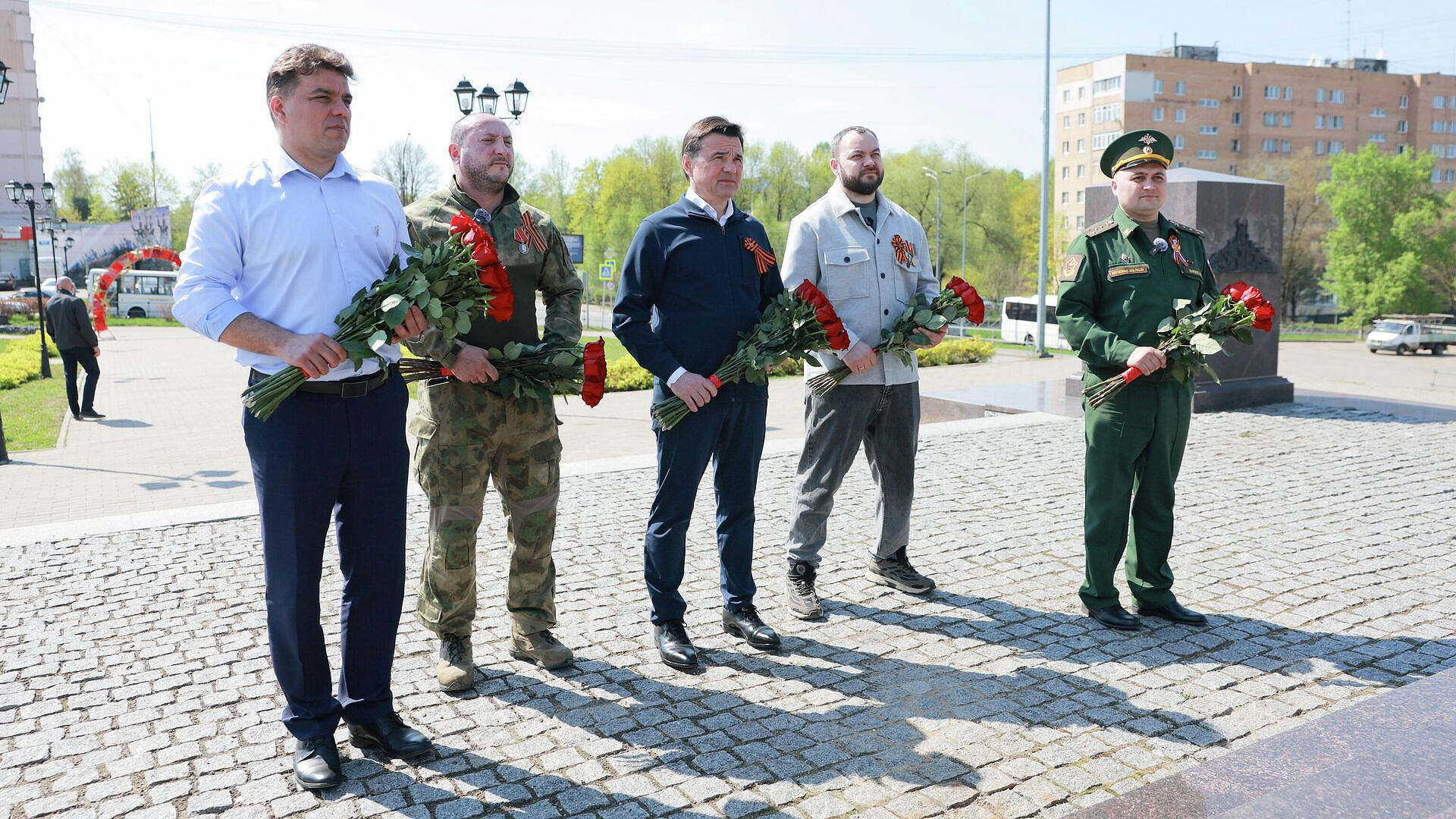 Воробьев вместе с ветеранами СВО возложил цветы к стеле в Можайске