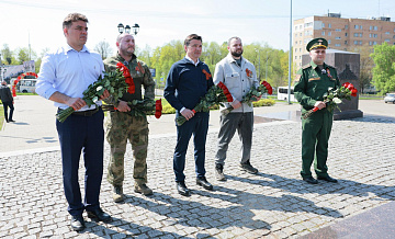 Воробьев вместе с ветеранами СВО возложил цветы к стеле в Можайске