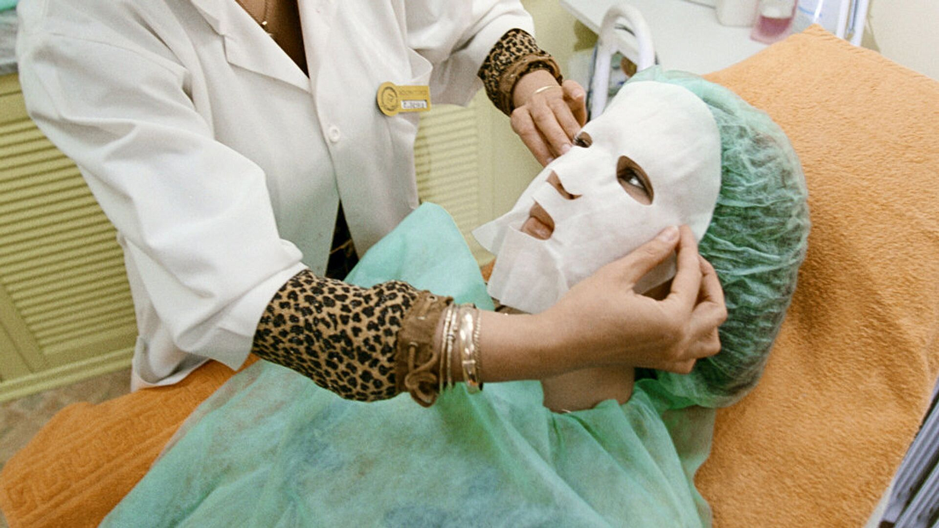 Россиянам рассказали, как не заразиться ВИЧ во время косметических процедур