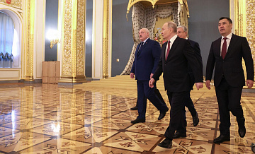 Путин пригласил участников саммита ЕЭАС на обед