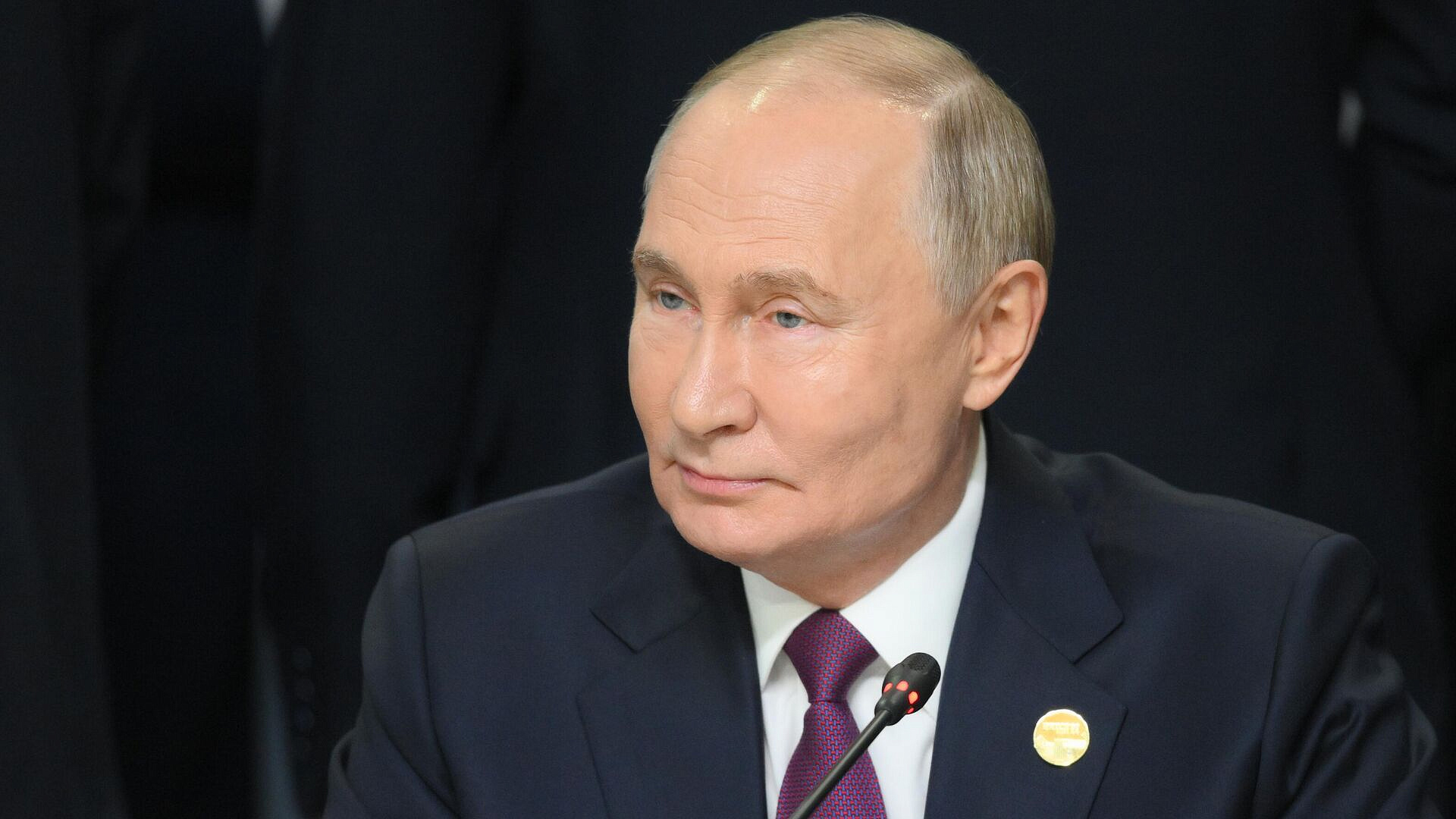 Путин успокоил юного экскурсовода национального центра "Россия"