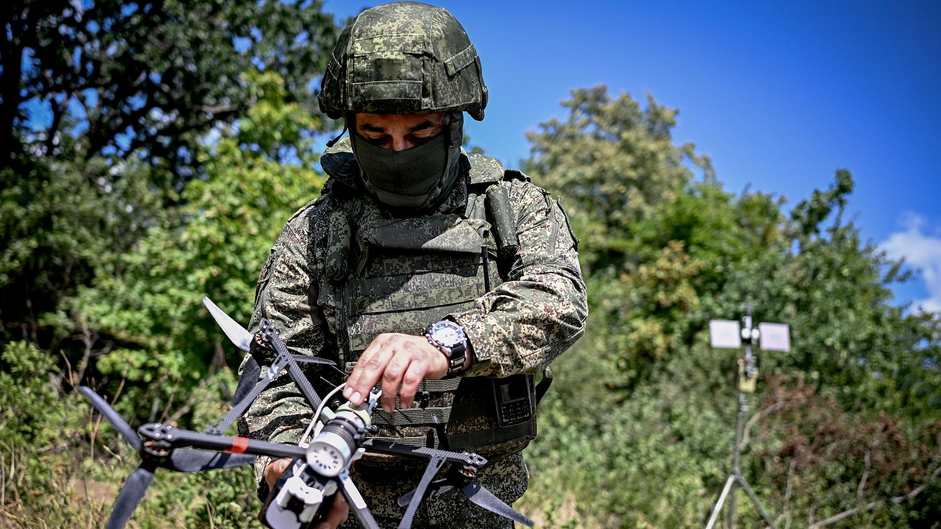 ВС России наращивают применение FPV-дронов с элементами ИИ, заявил Евкуров
