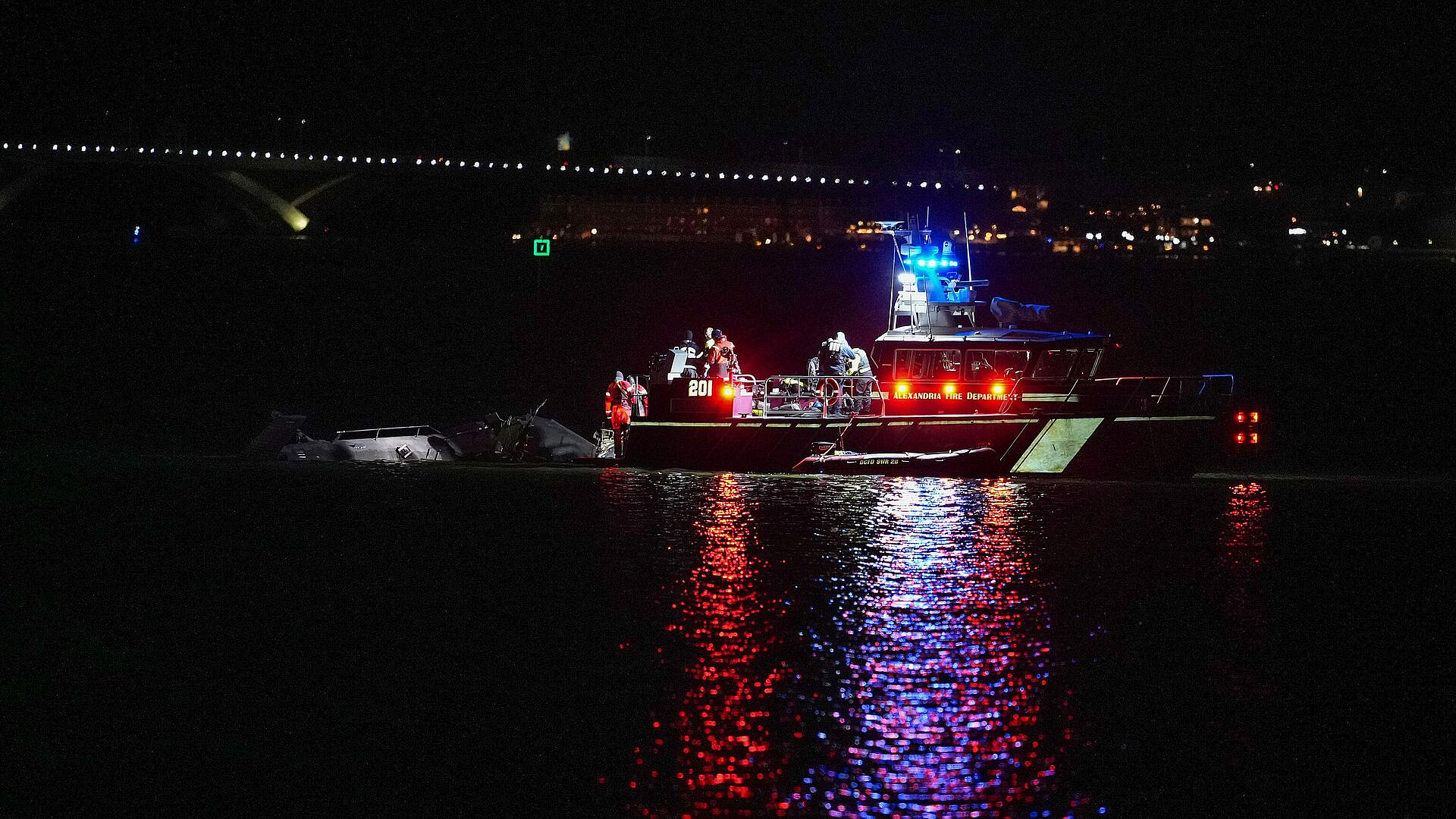 В Вашингтоне рассказали о работе спасателей на месте авиакатастрофы