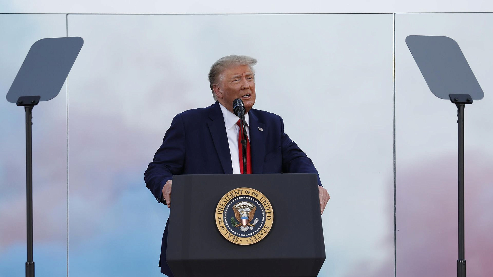 Трамп привел на День независимости побывавшего на Луне астронавта