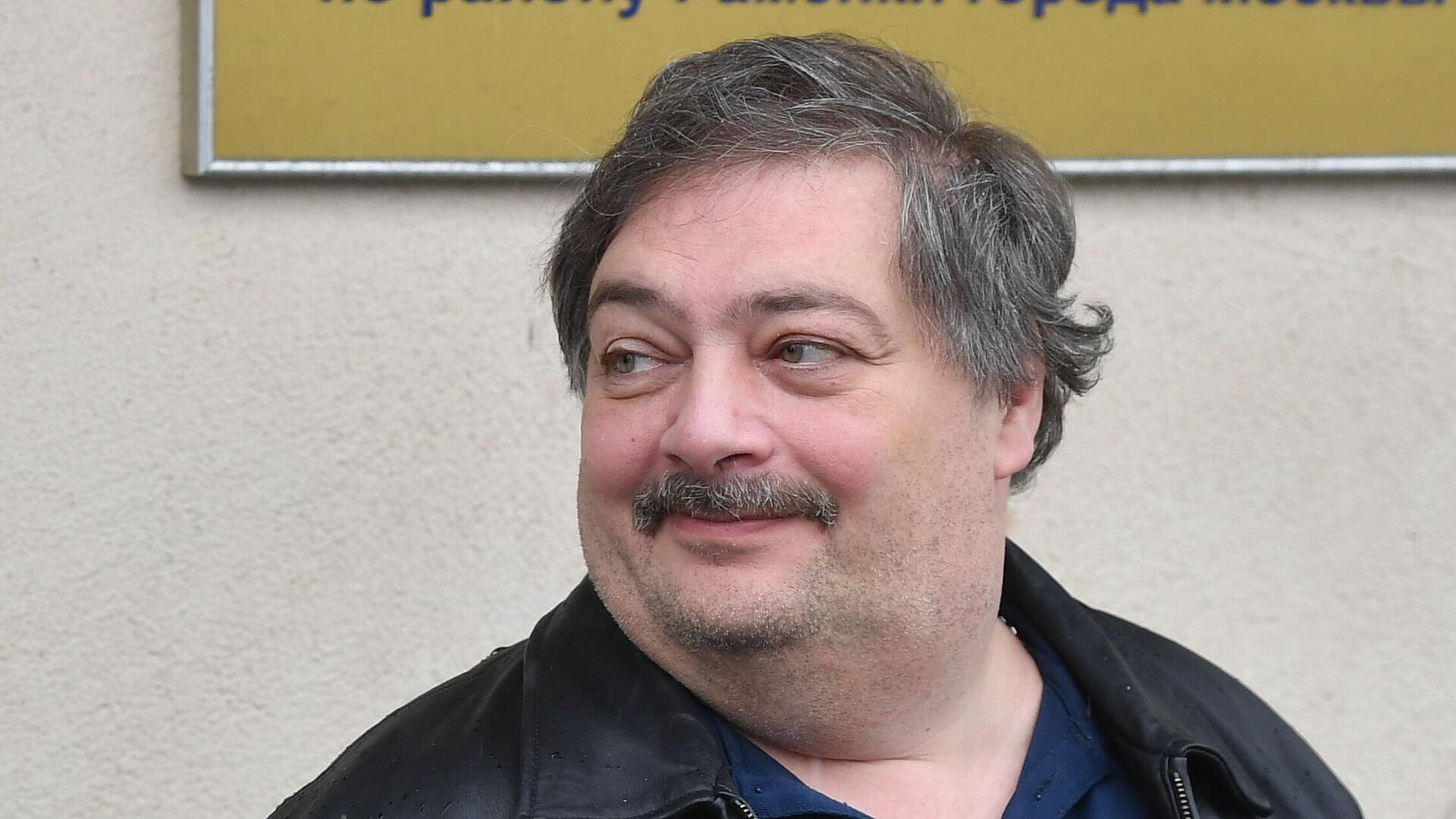 Суд заочно арестовал писателя Быкова*