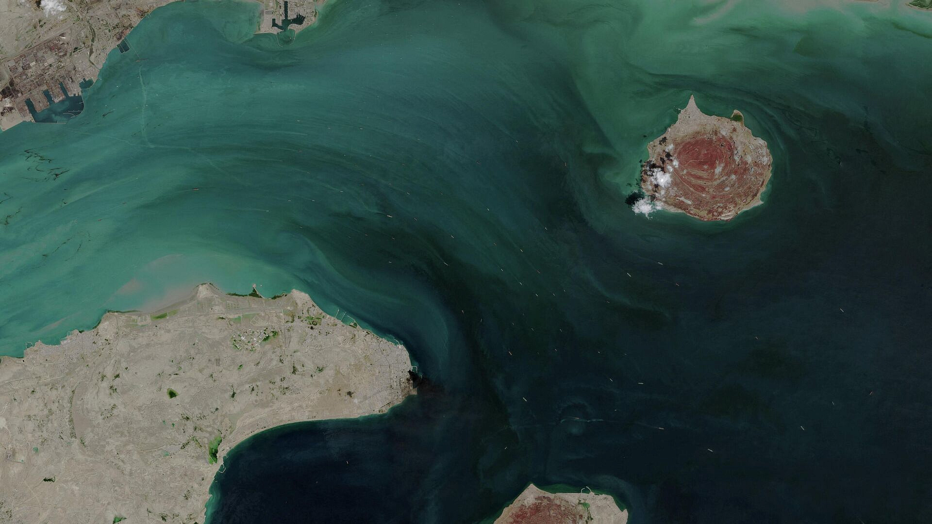 Иран предостерег суда от приближения к Ормузскому проливу