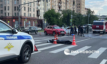 В центре Москвы мотоциклист умер после столкновения с иномаркой В центре Москвы мотоциклист умер после столкновения с иномаркой