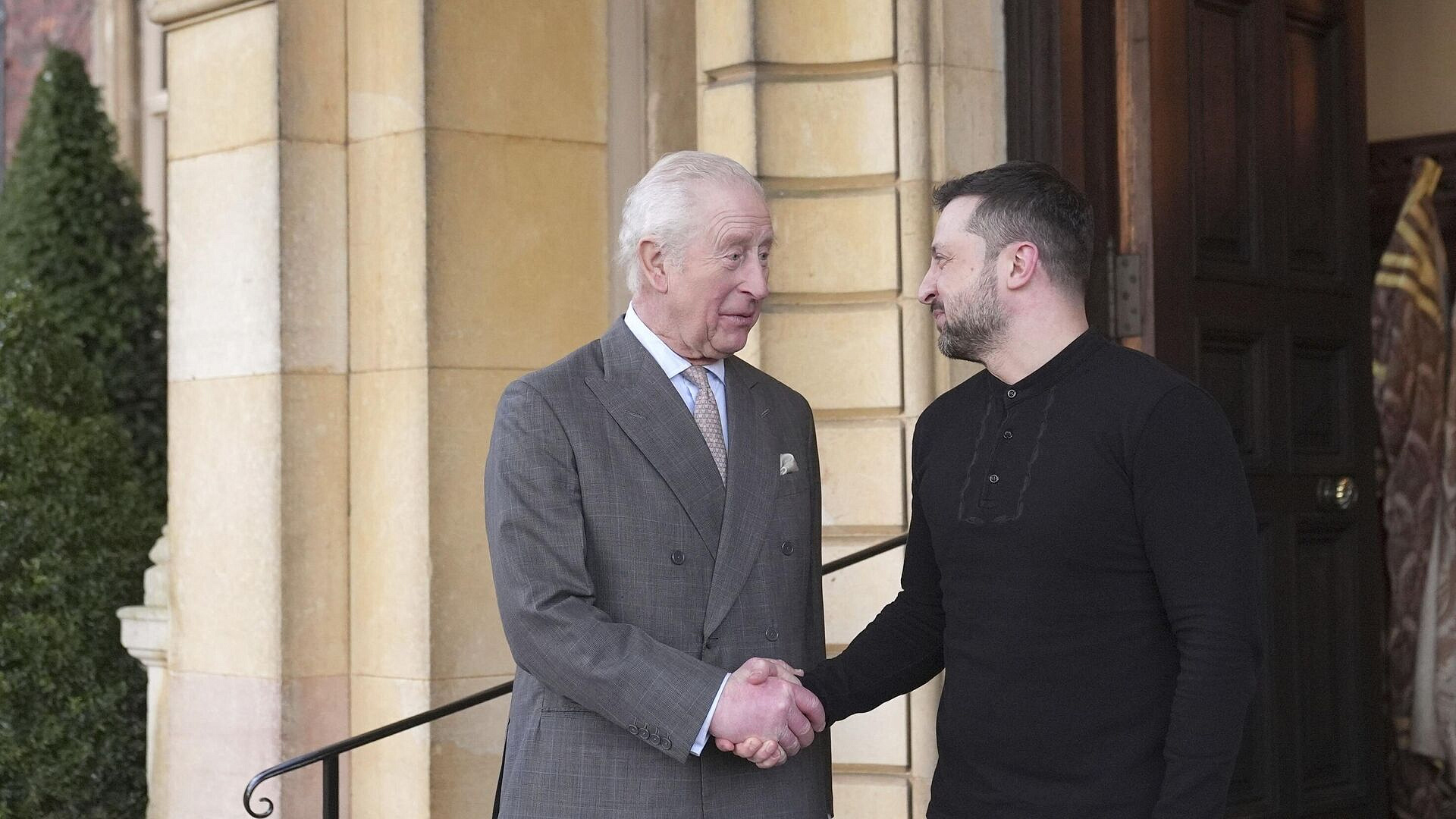 Зеленский в черной одежде встретился с королем Карлом III