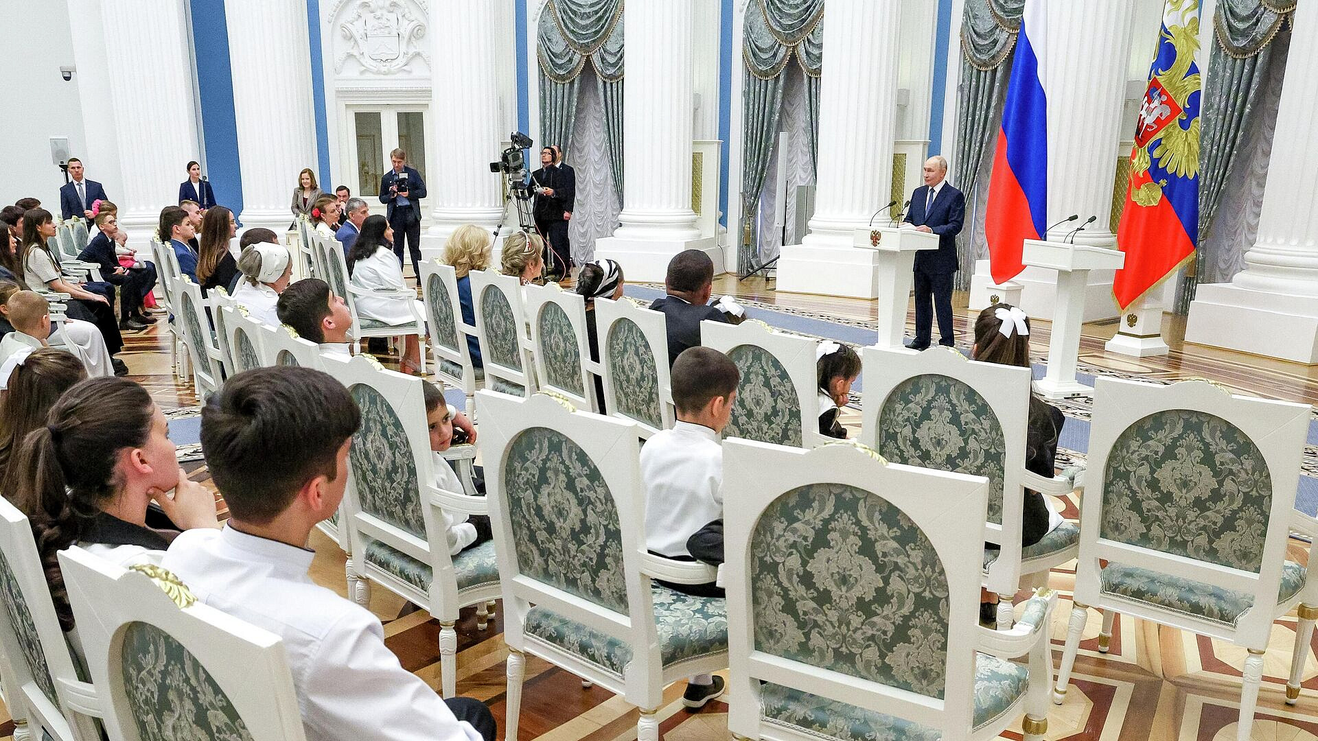 Путин наградил французскую многодетную семью, переехавшую в Россию
