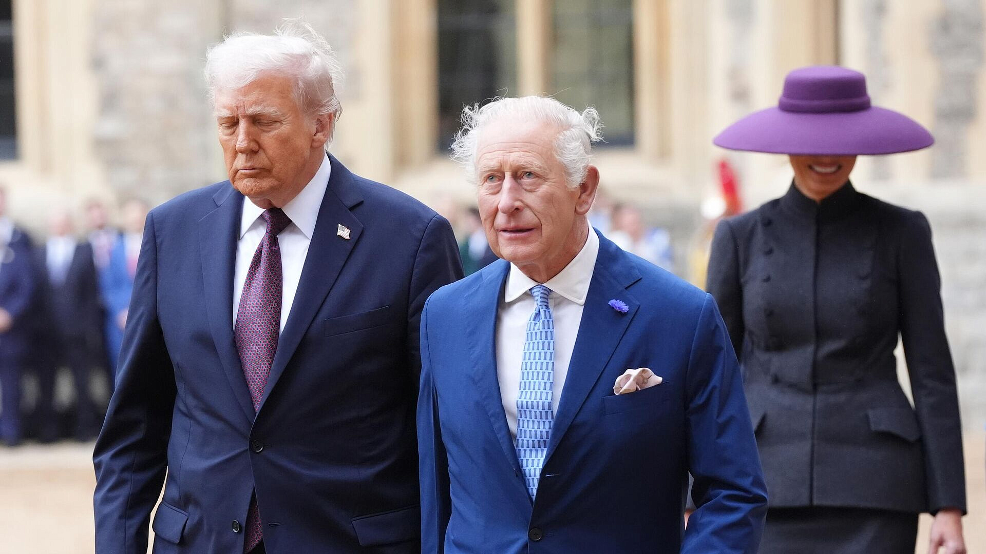 Трамп несколько раз положил руку на спину Карла III