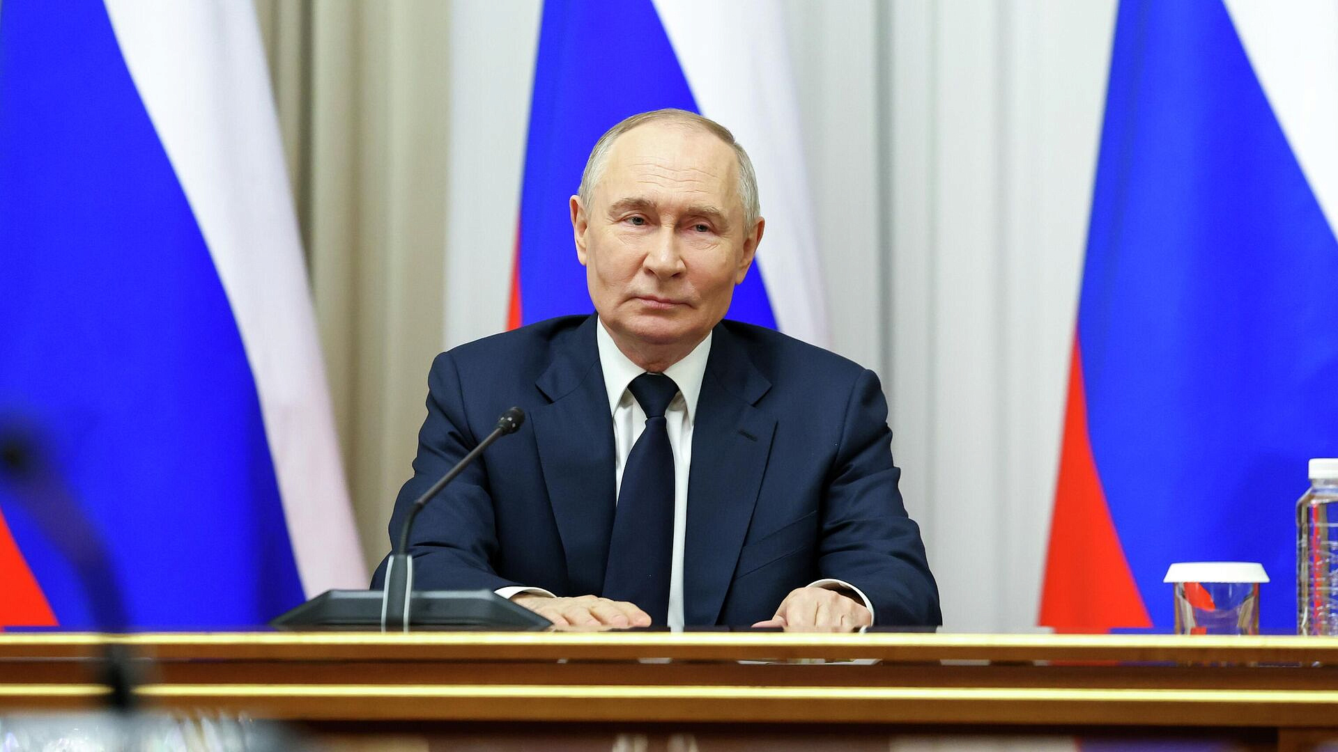 Путин призвал не ограничиваться лишь предупреждениями региональным властям