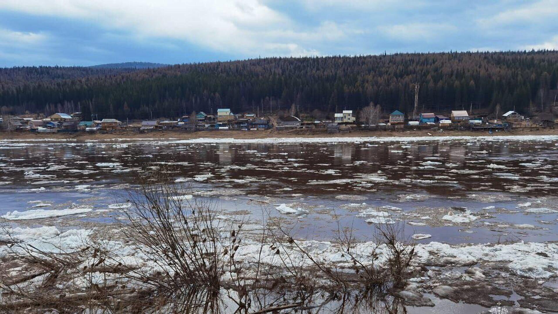 В Иркутской области при подъеме реки Непа затопило 16 домов