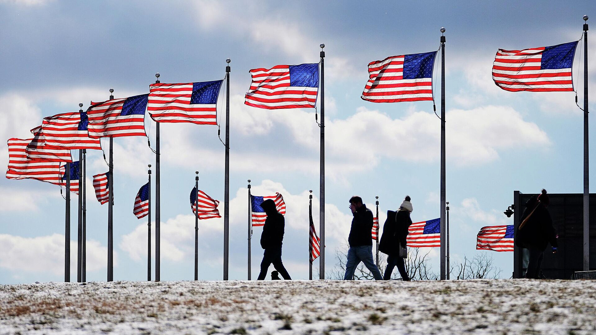 Польша не хочет быть лохом в отношениях с США, заявил Сикорский