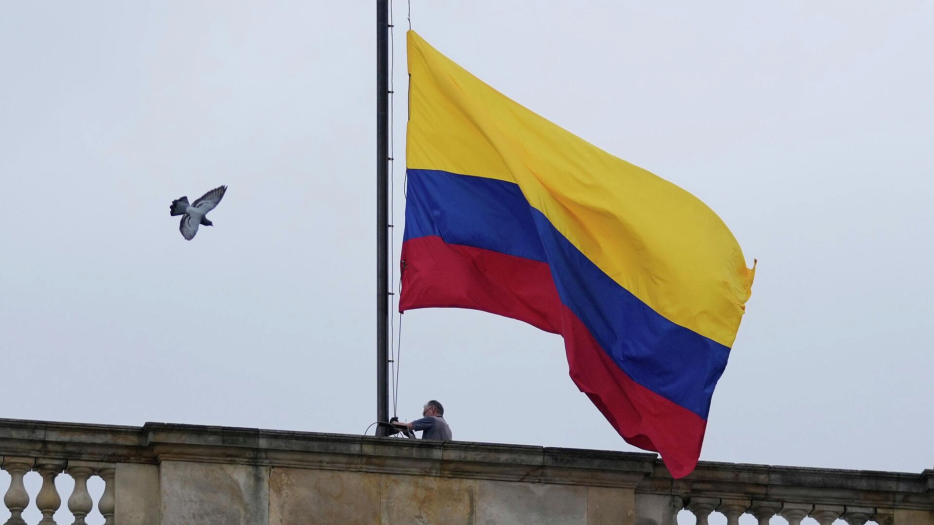 Суд Колумбии освободил экс-президента Урибе из-под ареста