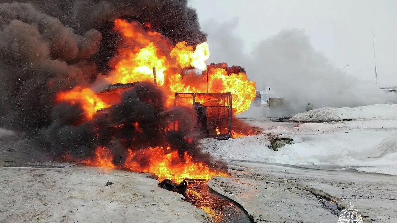 Число пострадавших при пожаре на автозаправке под Сургутом выросло до двух