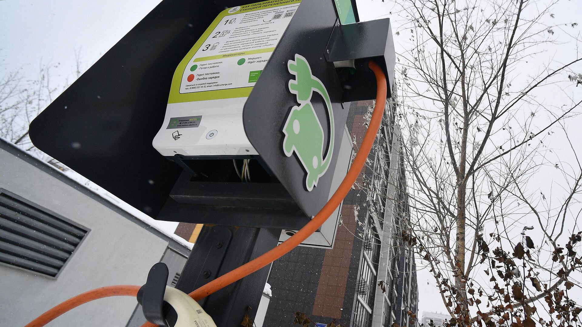 Эксперт рассказал, как заряжать электромобиль в дождь и грозу