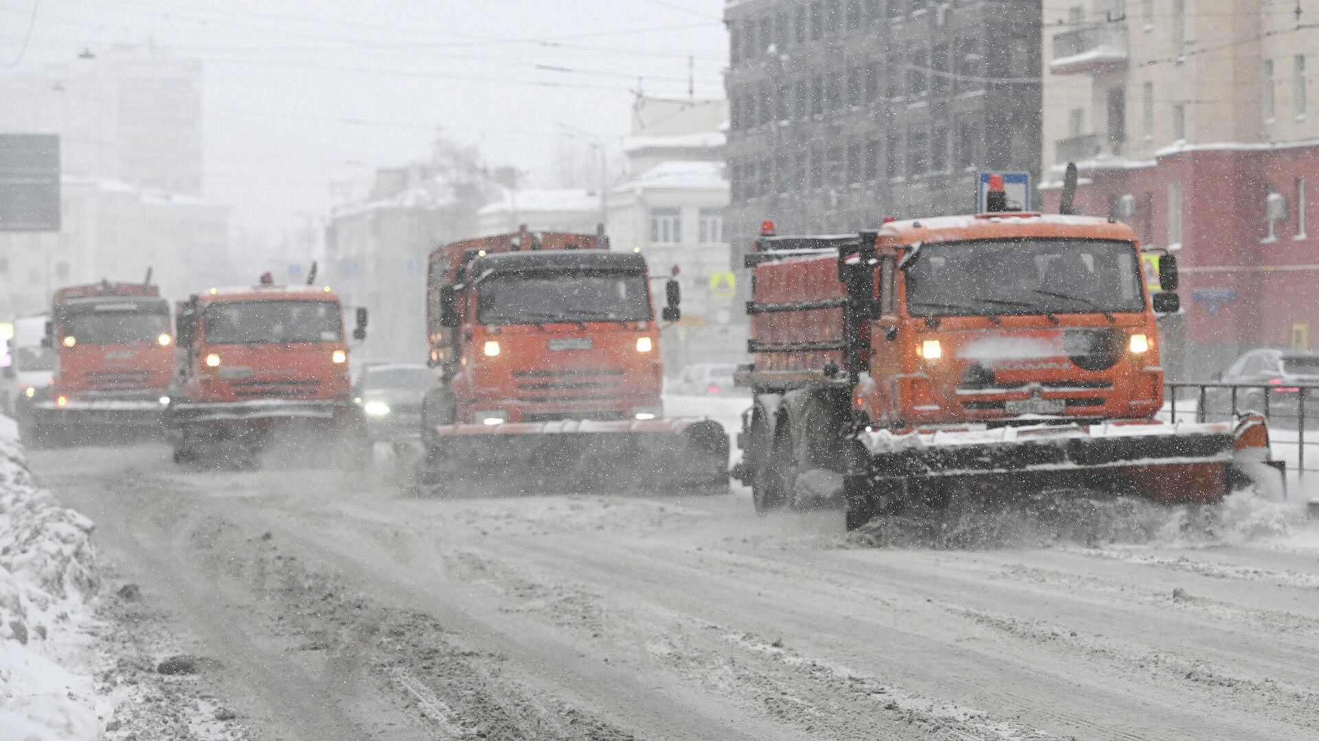 Синоптик рассказал, когда будет пик снегопада, начавшегося в Москве