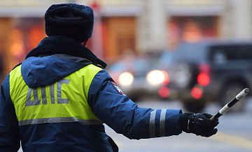 В Подмосковье иномарка въехала в четыре машины на обочине