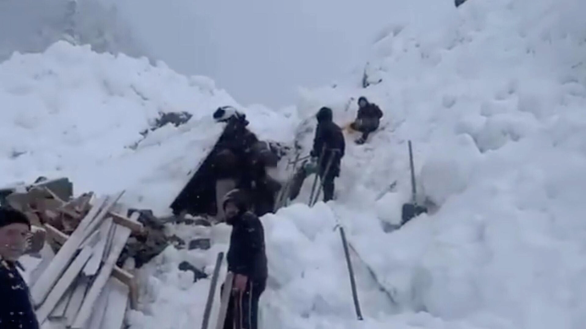 В Дагестане вытащили женщину и ребенка из-под завала после схода лавины