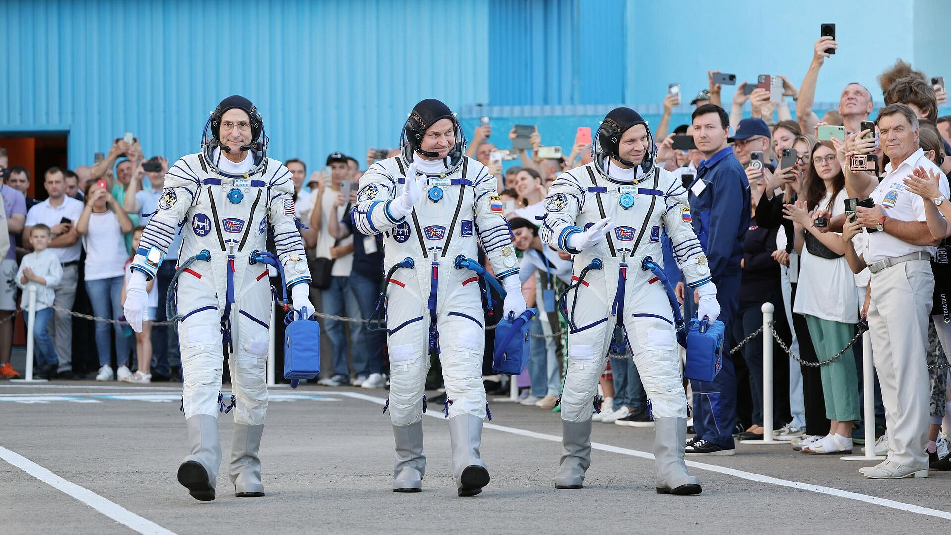 Ракета с российскими и американским космонавтами стартовала с Байконура