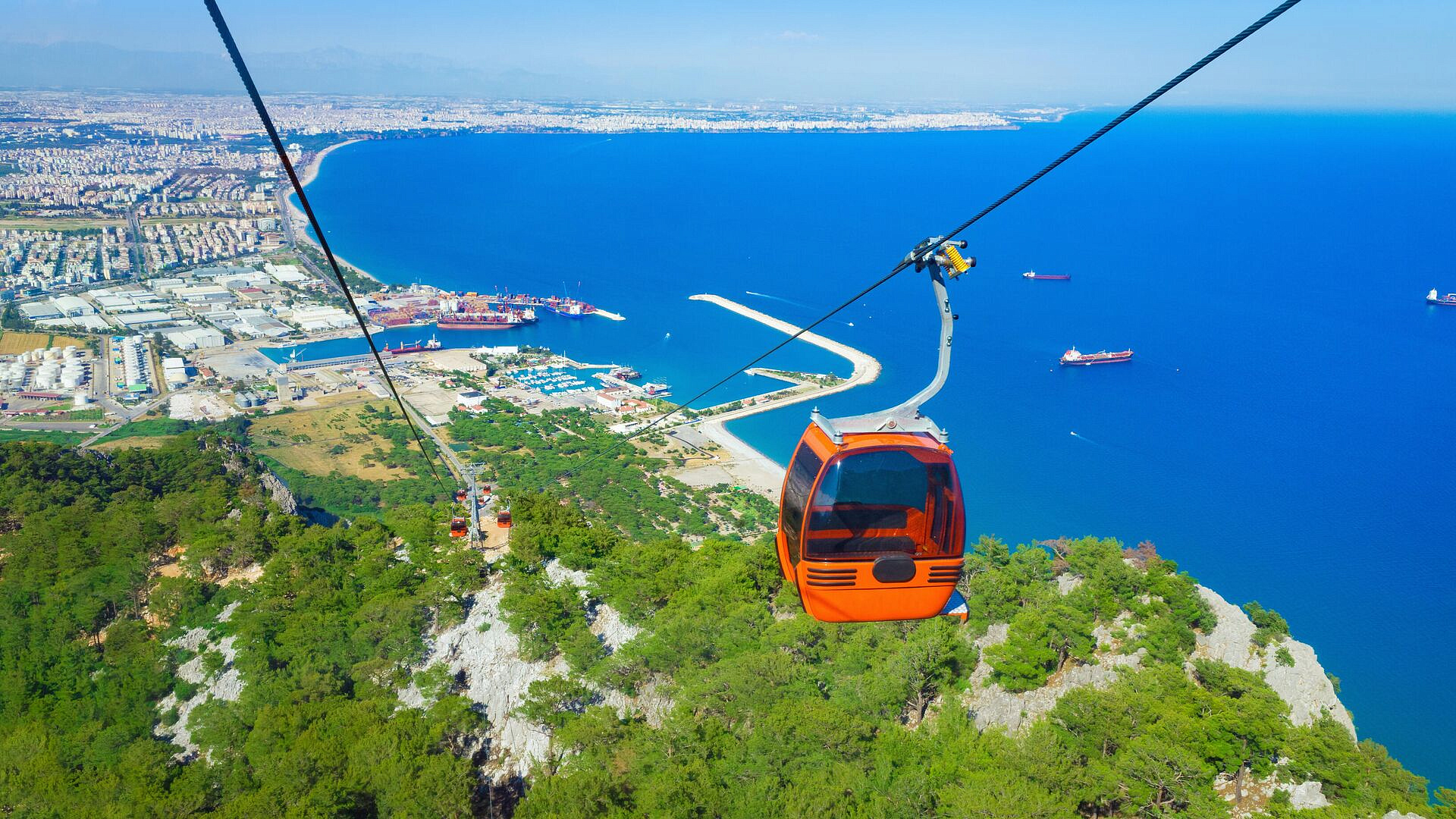 В Анталье рухнула кабинка фуникулера, есть пострадавшие