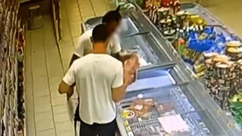 В Подмосковье трое мужчин вынесли из магазина мангал, шашлык и алкоголь