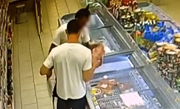 В Подмосковье трое мужчин вынесли из магазина мангал, шашлык и алкоголь