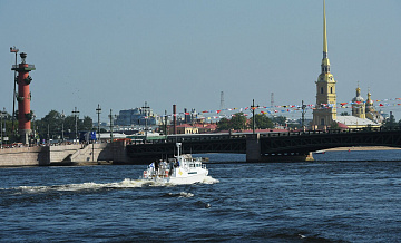В Петербурге судно заглохло во время нелегальной прогулки по Неве
