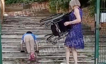 В Калуге проверят видео с ребенком с инвалидностью, ползущим к спортшколе