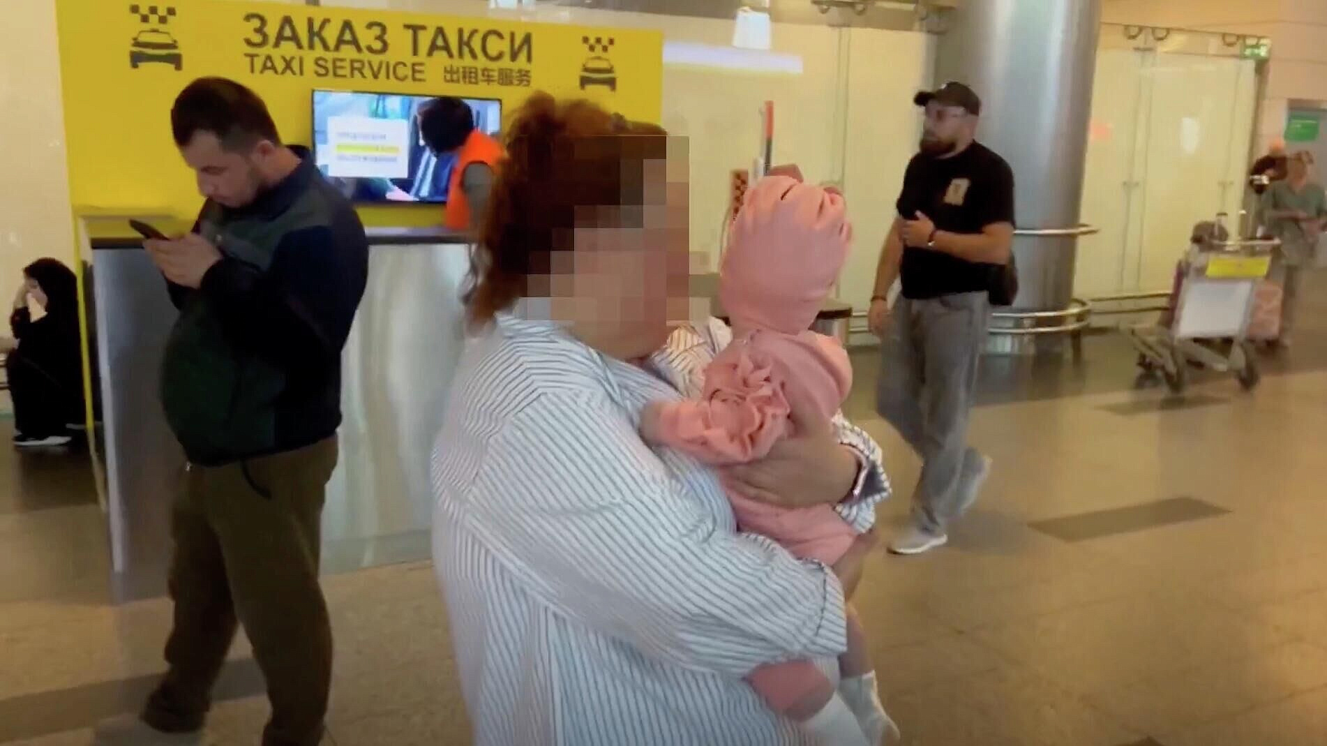 Омбудсмен рассказала, где будет жить брошенная в аэропорту Антальи девочка​