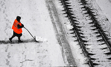 На Горьковской железной дороге шесть поездов задержали из-за снегопада