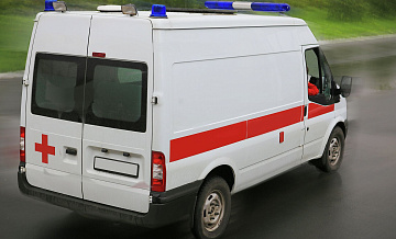 Водителя, из-за которого женщина родила в перевернутой скорой, оштрафовали